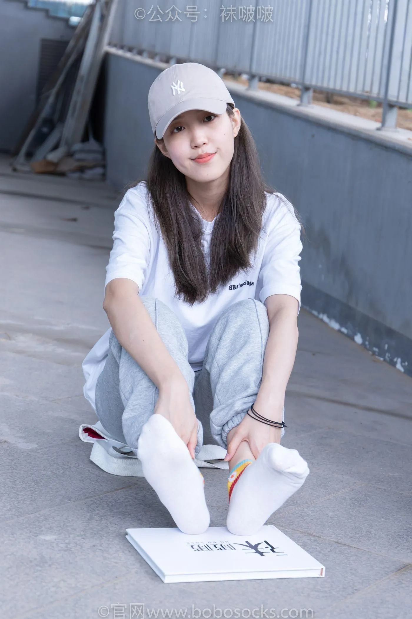 [BoBoSocks袜啵啵]NO.012 泡芙-运动鞋、白棉袜、裸足 [132P]插图3